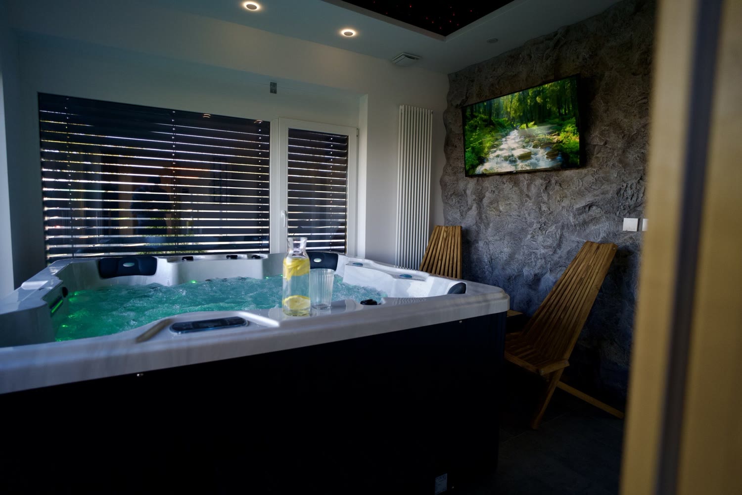 Unutarnji jacuzzi uz zid od kamena